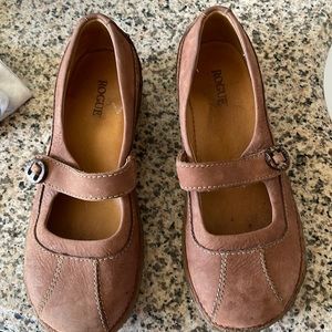 Cute brown flats with strap